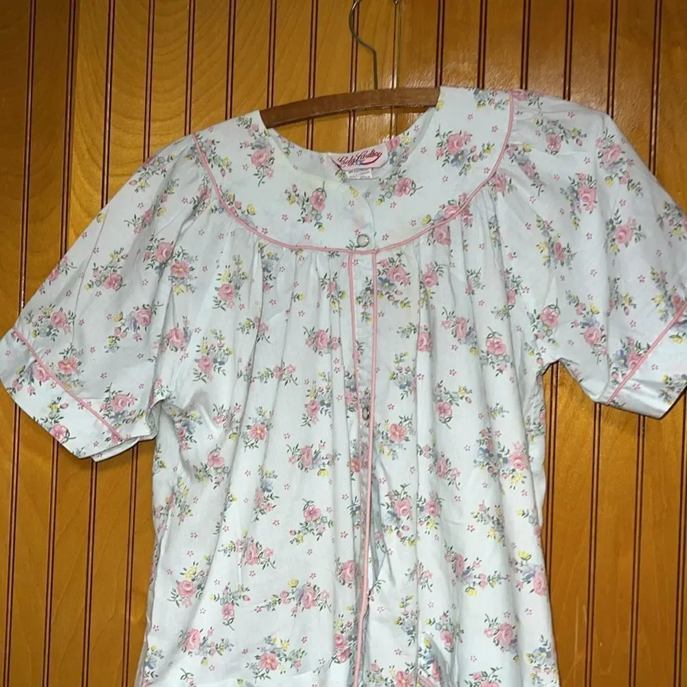 VTG Lady Lindsey housecoat with floral detail size small